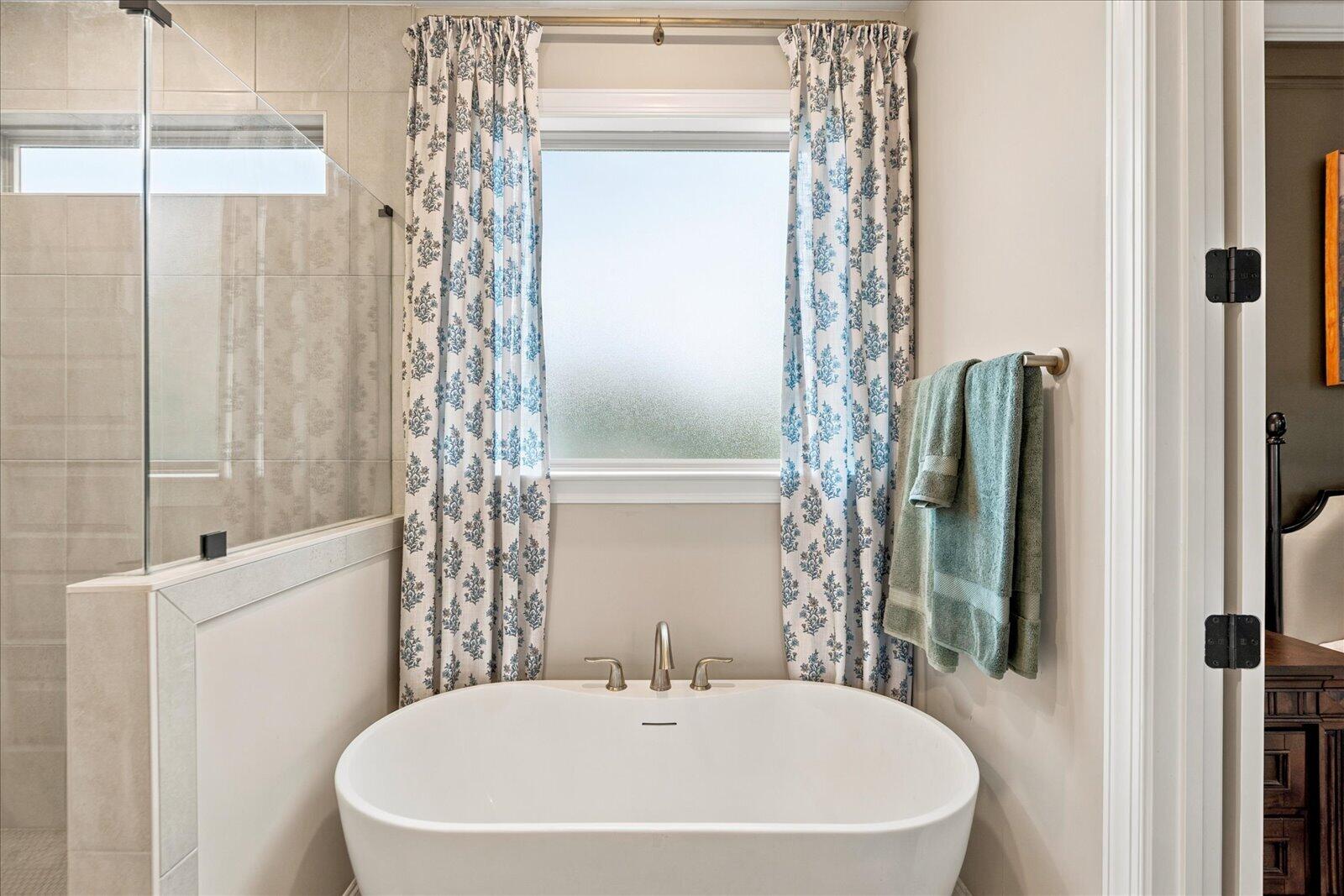 1383 Little Sorrel Road Hixson, TN 37343 - Photo 22 of 40 Primary Bathroom