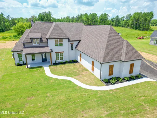 $638,000 | 665 Fogg Road North, Lake Cormorant, MS 38641