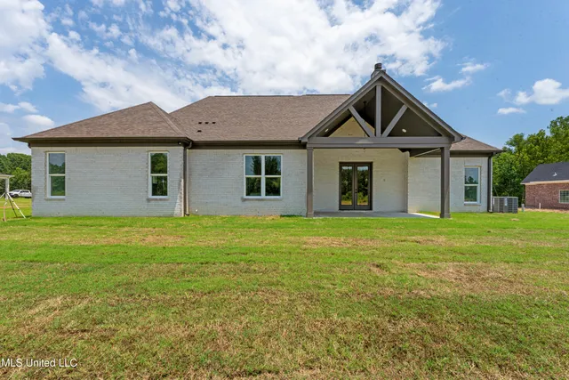 $638,000 | 665 Fogg Road North, Lake Cormorant, MS 38641