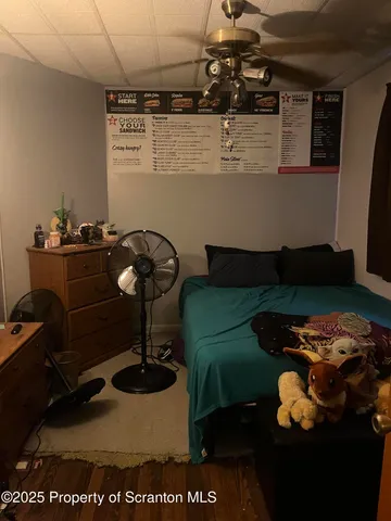 a view of a livingroom with furniture and a ceiling fan