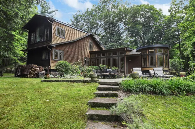 a view of a backyard with sitting area and furniture