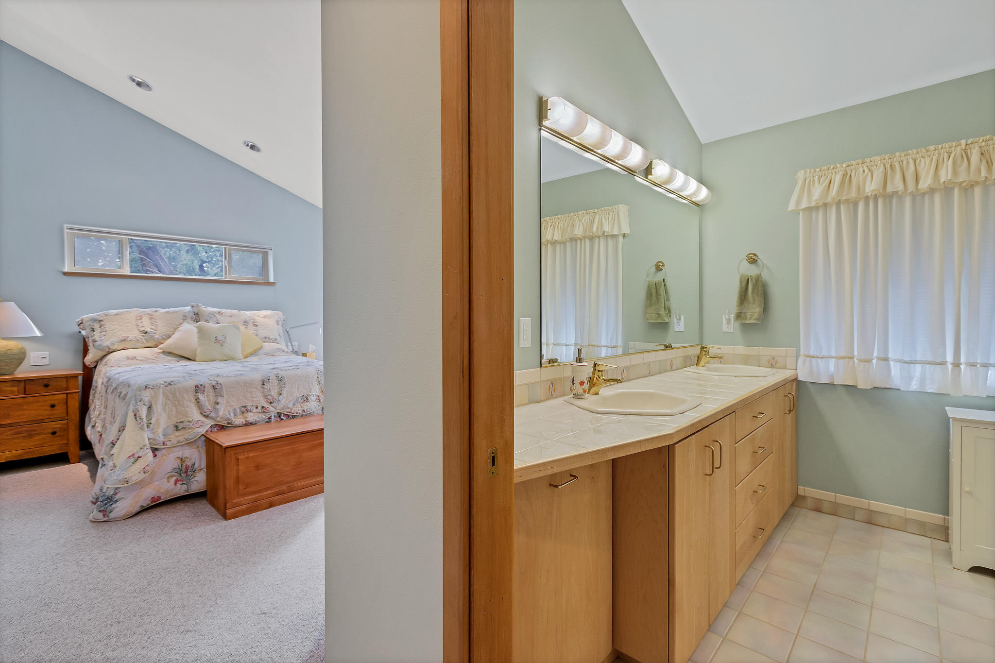 65764 Tweed Road Bend, OR 97703 - Photo 38 of 54 Master bedroom/bath