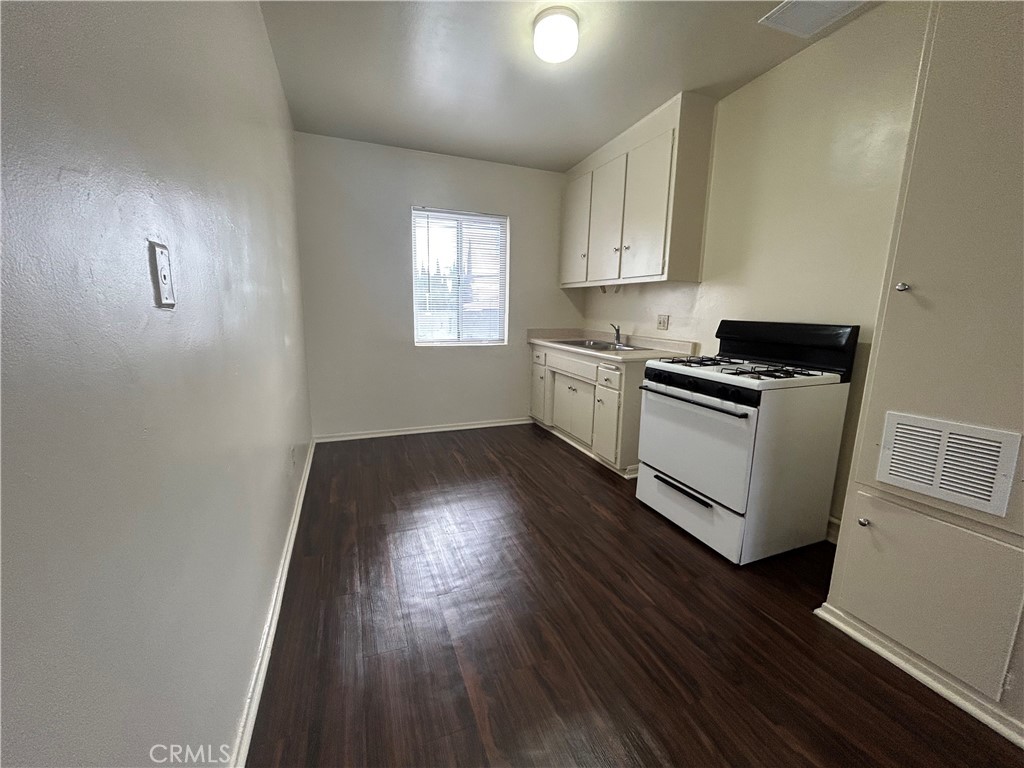 325 West Carson Street, Unit 8 Carson, CA 90745 - Photo 4 of 8 Kitchen *photo of similar unit