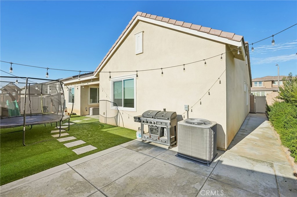 39481 Chamise Temecula, CA 92591 - Photo 22 of 34 a backyard of a house with table and chairs