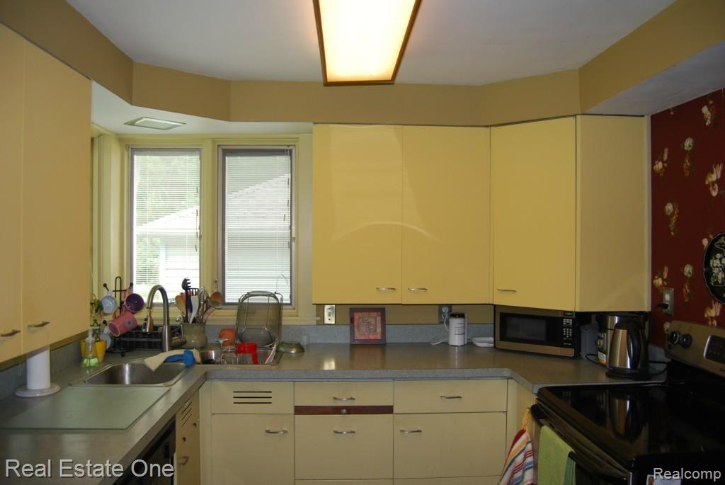 1330 John R Road Rochester, MI 48307 - Photo 10 of 27 Kitchen