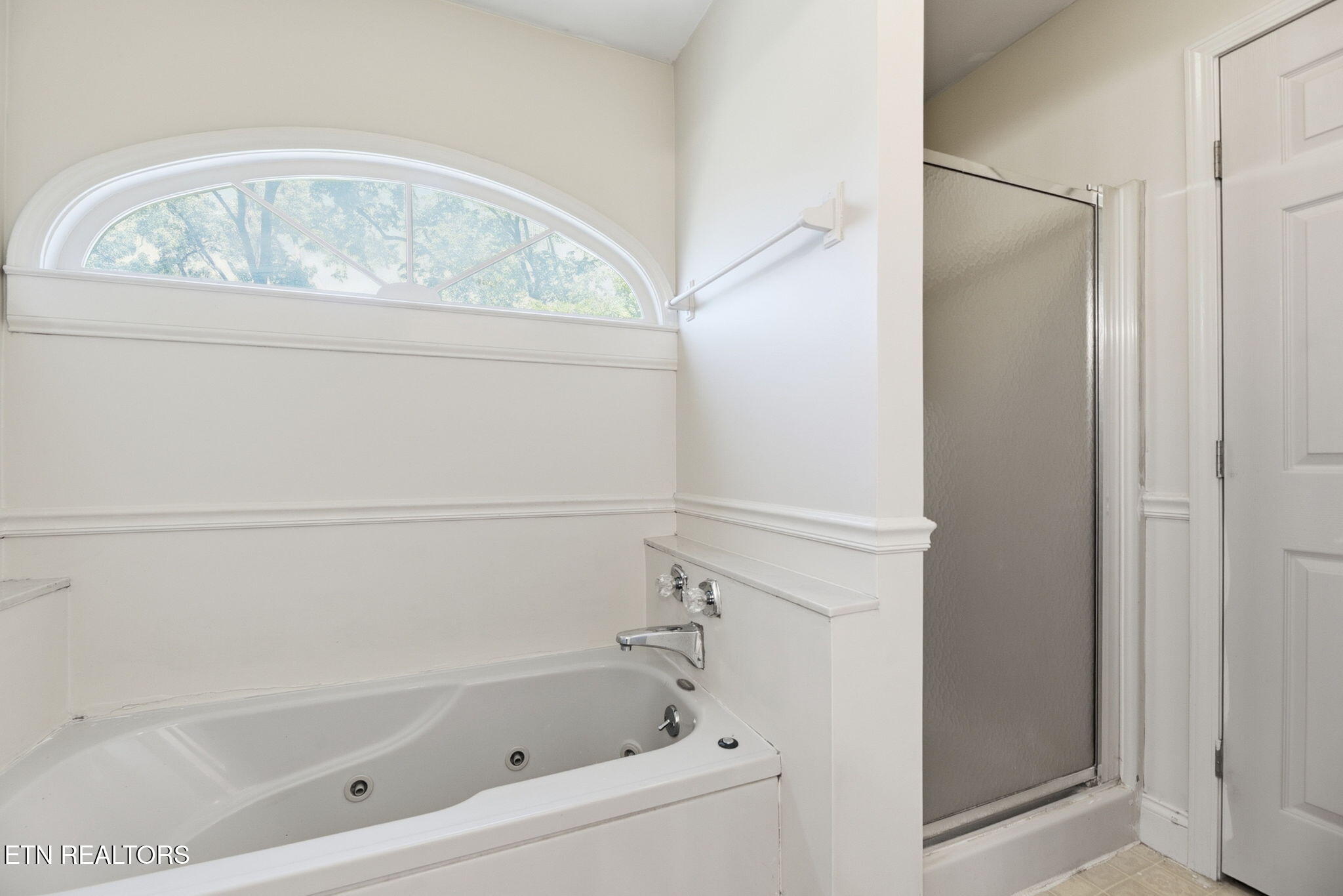 5220 Haynes-Sterchi Road Knoxville, TN 37912 - Photo 40 of 54 Jetted Garden Tub & Shower