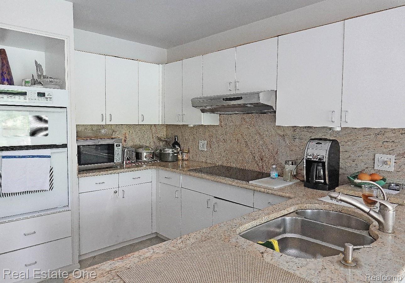 4325 Stoddard Road West Bloomfield, MI 48323 - Photo 14 of 63 Kitchen 1.jpg