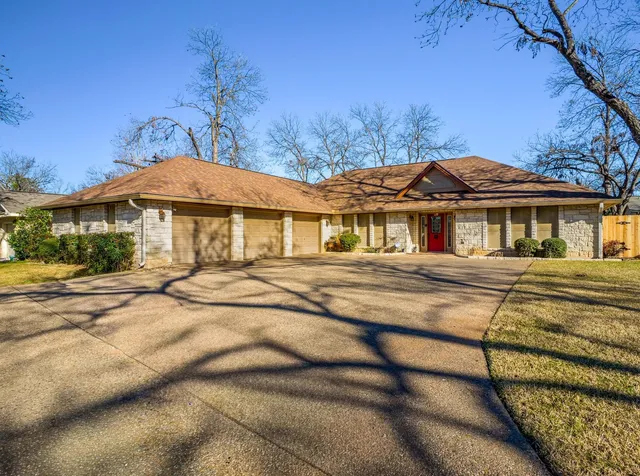 $549,900 | 330 Columbine Street, Meadowlakes, TX 78654