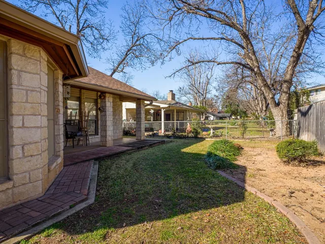 a view of a house with backyard and sitting area