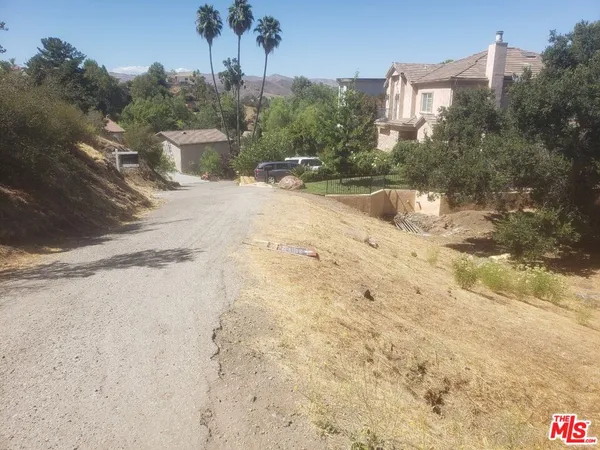 a view of a yard with a house