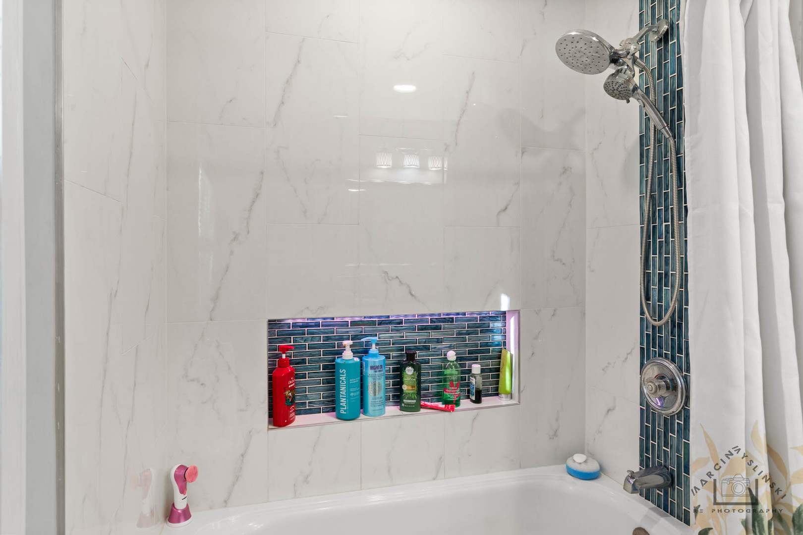 400 Crestview Drive Fox River Grove, IL 60021 - Photo 11 of 48 a bathroom with a bathtub and shower