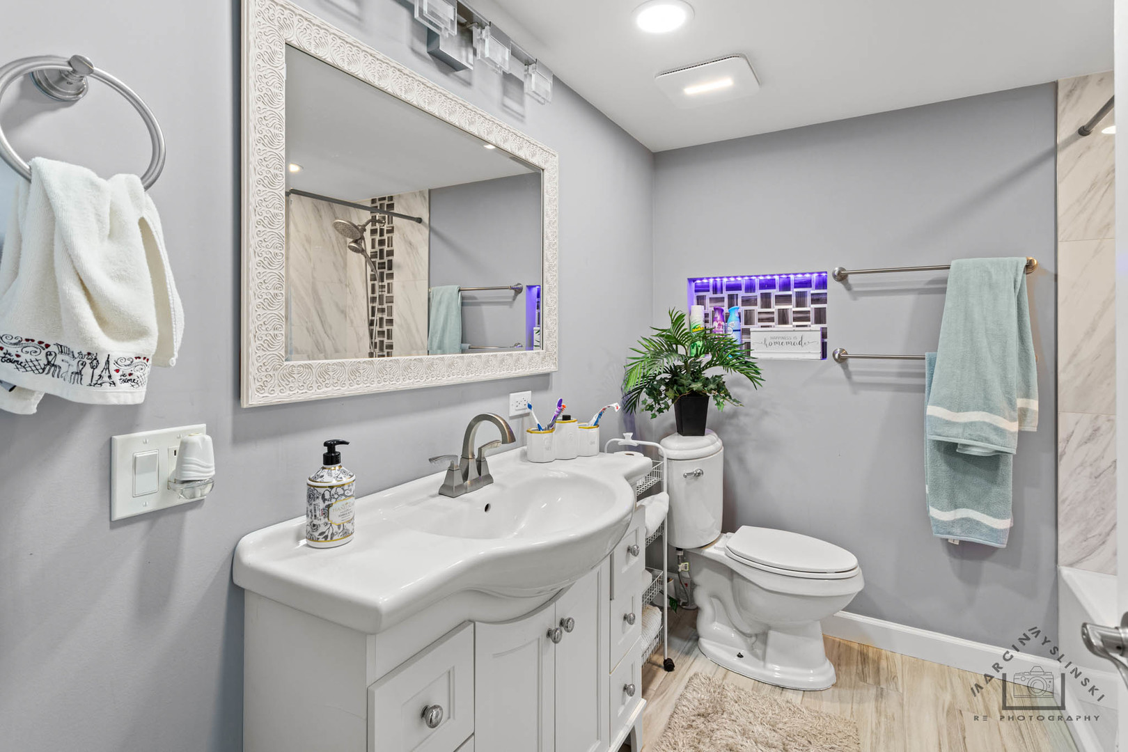 400 Crestview Drive Fox River Grove, IL 60021 - Photo 17 of 48 a bathroom with a toilet sink and mirror