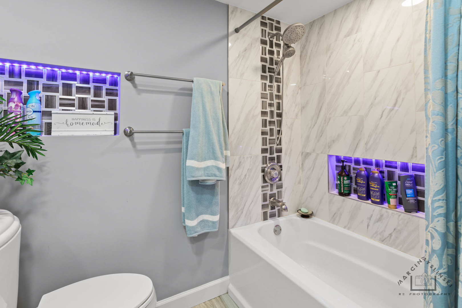 400 Crestview Drive Fox River Grove, IL 60021 - Photo 18 of 48 a bathroom with a toilet and a bathtub