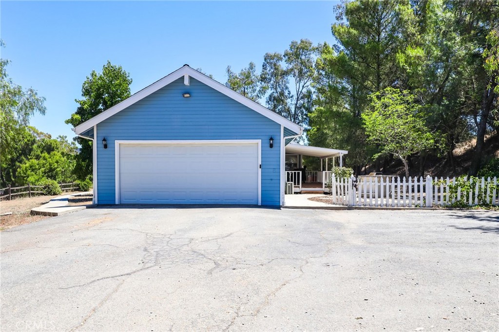 10525 Verdugo Road Fallbrook, CA 92028 - Photo 27 of 48 Large two car direct access garage