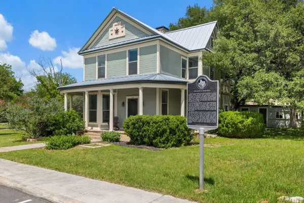 $595,000 | 208 North Ave G, Johnson City, TX 78636