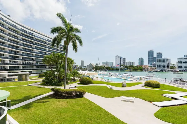$4,500 | 900 Bay Drive, Unit 224, Miami Beach, FL 33141