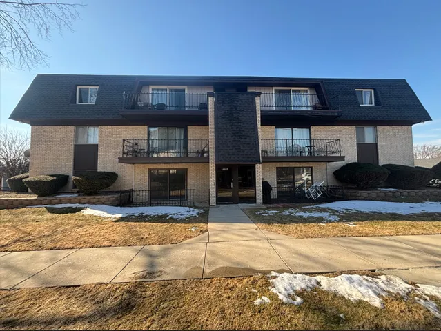 $149,900 | 11107 South 84th Avenue, Unit 1A, Palos Hills, IL 60465