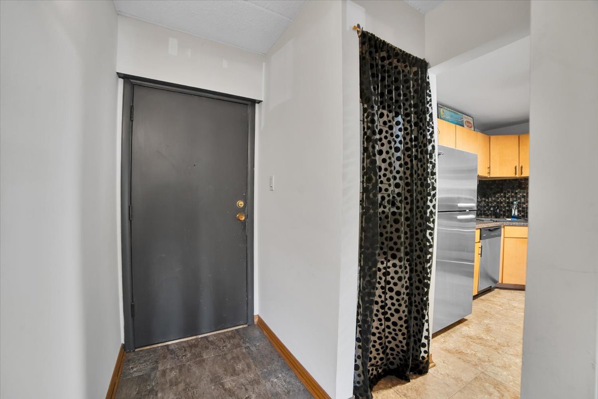 14511 Central Court, Unit M2 Oak Forest, IL 60452 - Photo 11 of 38 a view of walk in closet