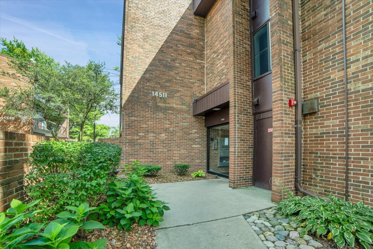 14511 Central Court, Unit M2 Oak Forest, IL 60452 - Photo 2 of 38 a pathway of a house with potted plants