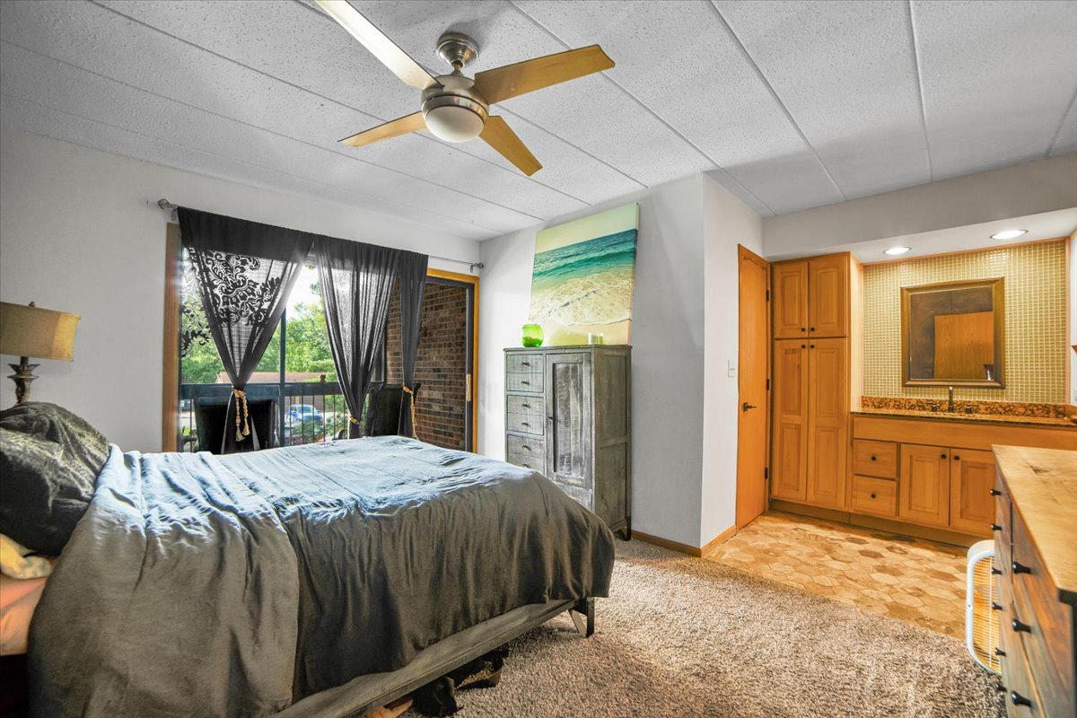 14511 Central Court, Unit M2 Oak Forest, IL 60452 - Photo 22 of 38 a bedroom with a large bed and large window