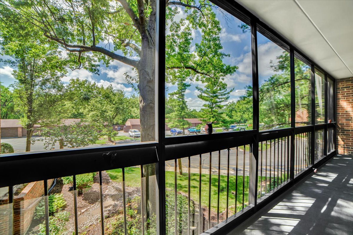 14511 Central Court, Unit M2 Oak Forest, IL 60452 - Photo 28 of 38 a view of a street from a balcony