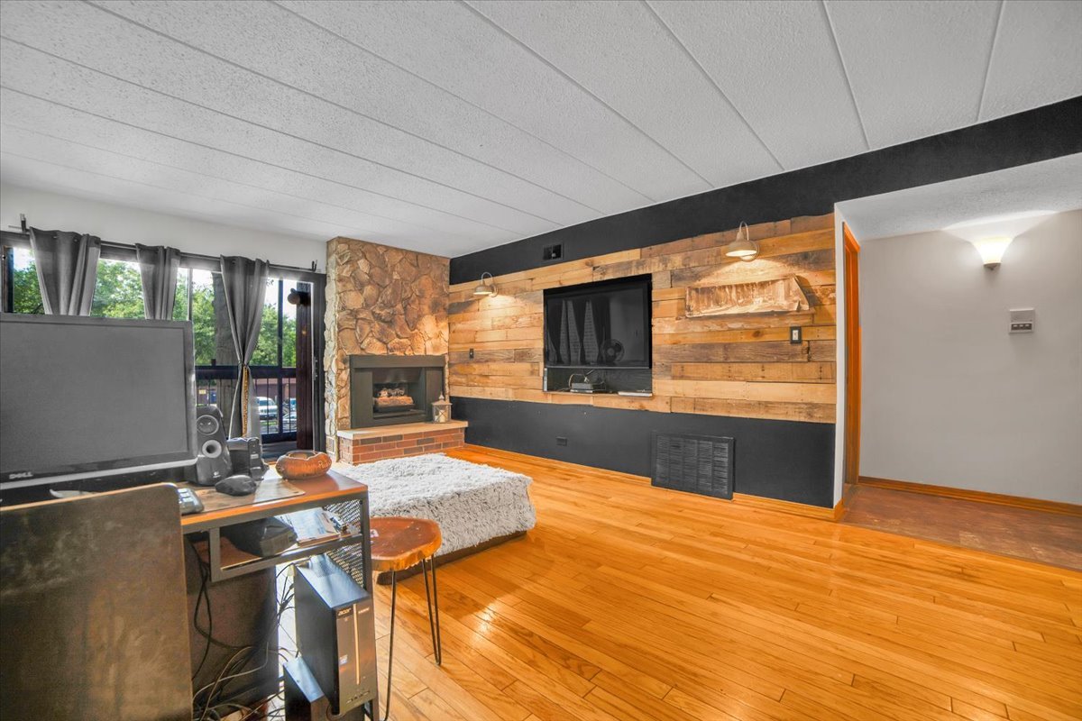 14511 Central Court, Unit M2 Oak Forest, IL 60452 - Photo 6 of 38 a living room with patio furniture and a flat screen tv