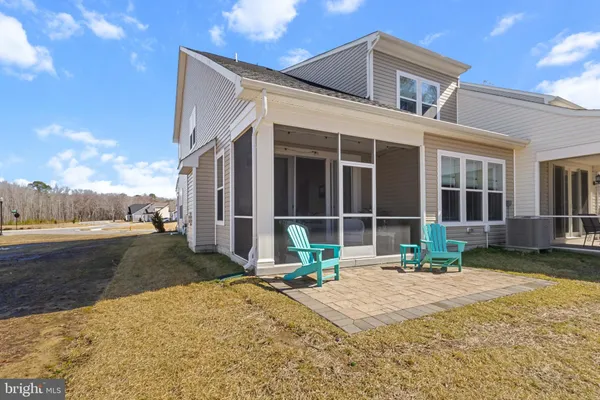 a view of backyard of the house