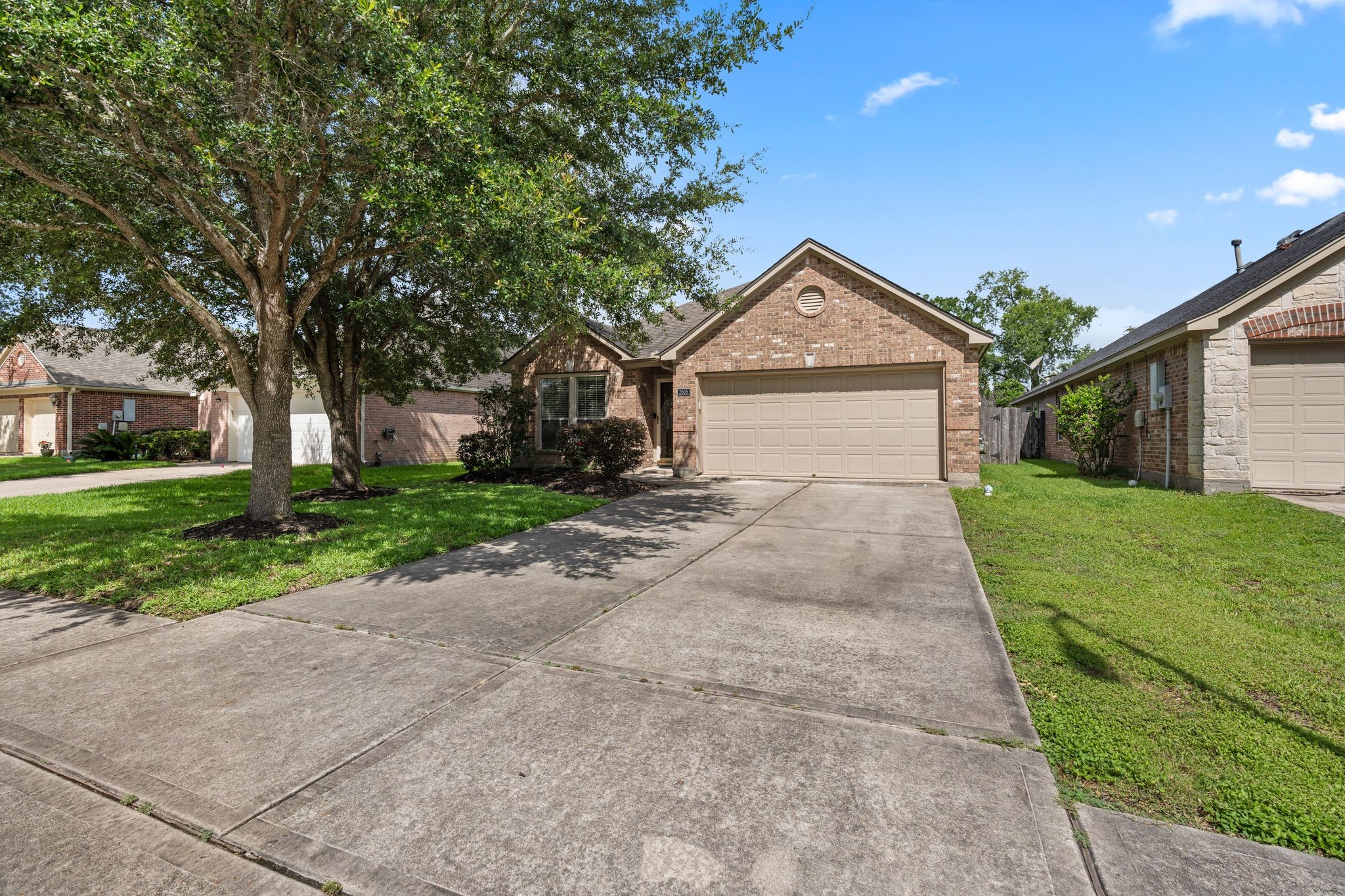 2606 Silverton Bend Rosenberg, TX 77471 - Photo 2 of 26 This one-story Perry home is located in the highly desirable neighborhood of Oaks of Rosenburg.