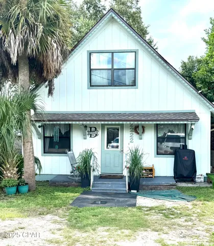 a view of a house with yard and plants