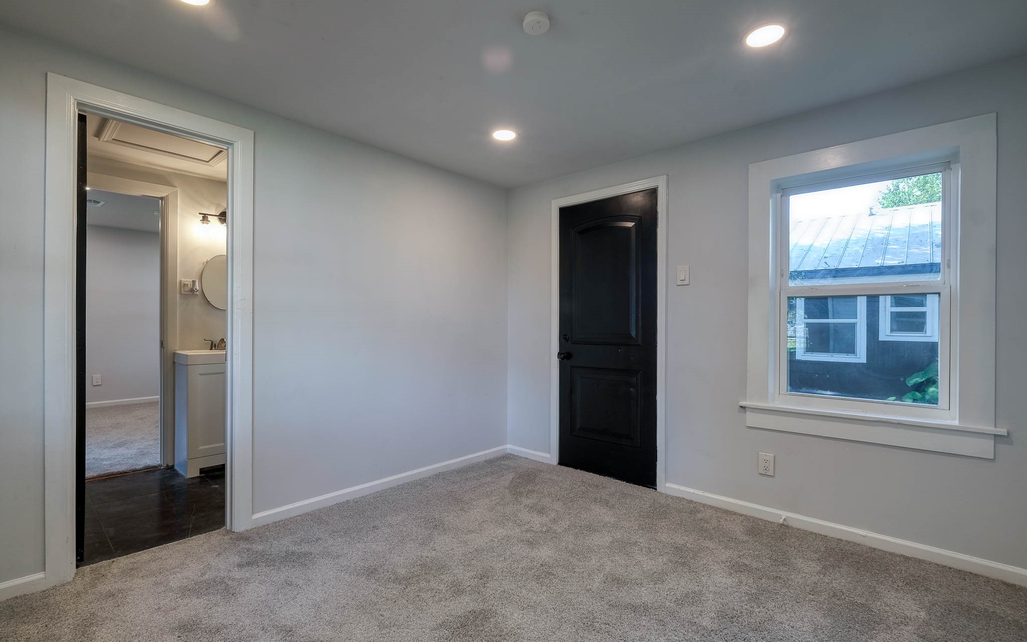 20515 Kickapoo Road Waller, TX 77484 - Photo 19 of 50 an empty room with windows and closet