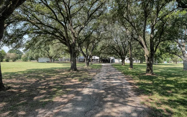 a view of a house with backyard