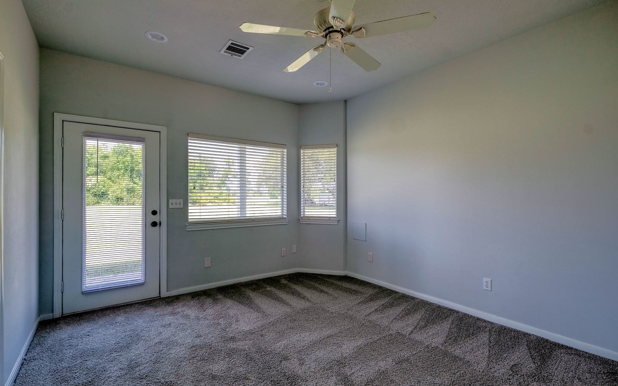 20515 Kickapoo Road Waller, TX 77484 - Photo 42 of 50 en empty room with windows and fan