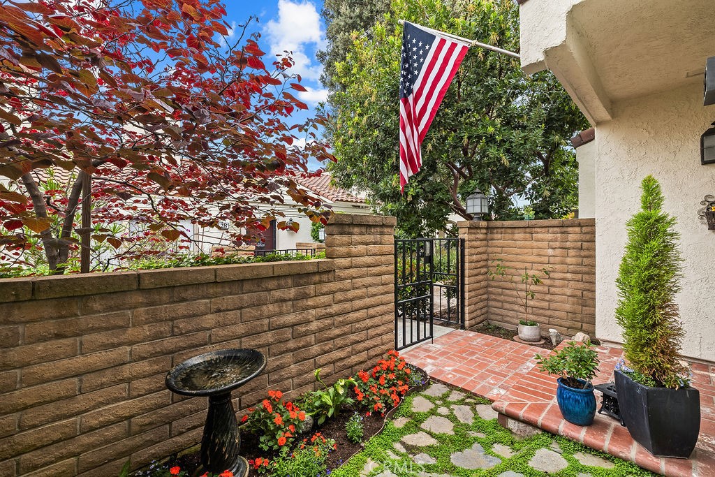 38 Navarre, Unit 138 Irvine, CA 92612 - Photo 5 of 33 a front view of a house with a yard