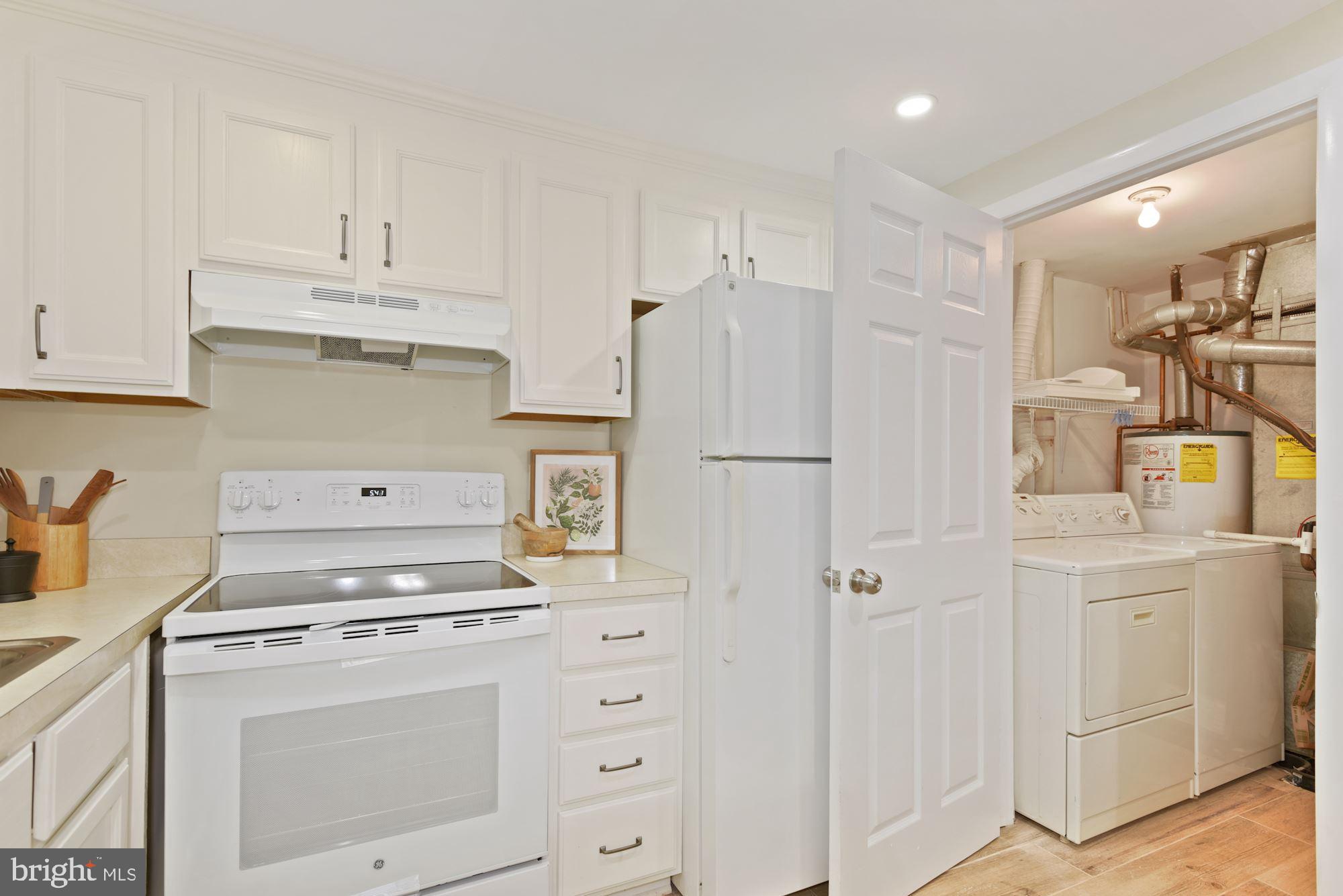2370 Southgate Square Reston, VA 20191 - Photo 16 of 35 so light and bright!