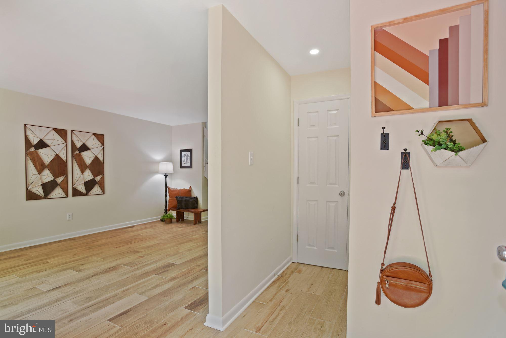 2370 Southgate Square Reston, VA 20191 - Photo 4 of 35 charming foyer