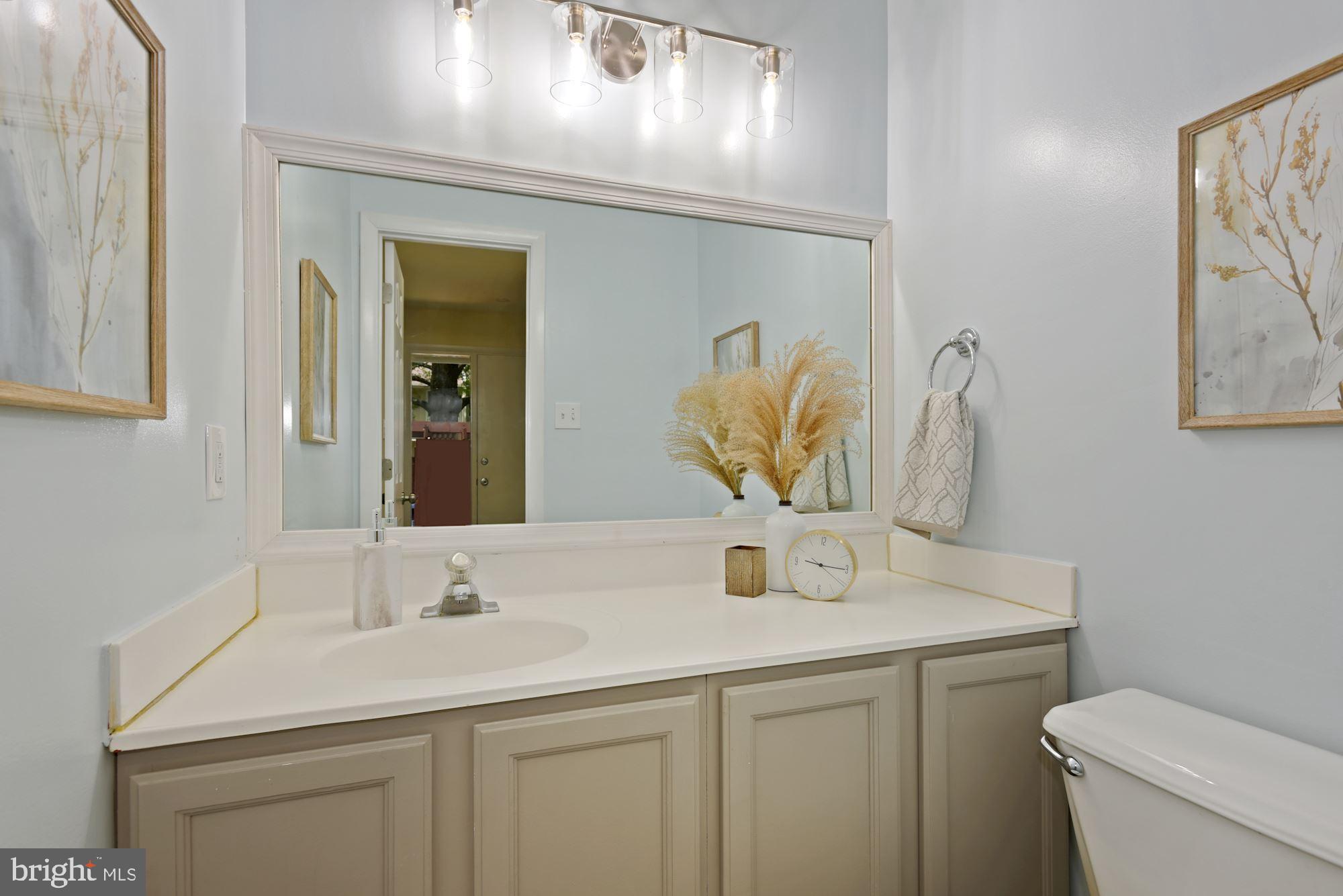 2370 Southgate Square Reston, VA 20191 - Photo 5 of 35 cute halfbath