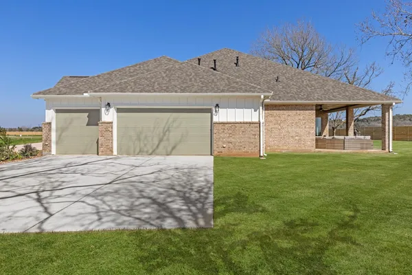 $975,000 | 151 Moonlight Drive, Smithville, TX 78957