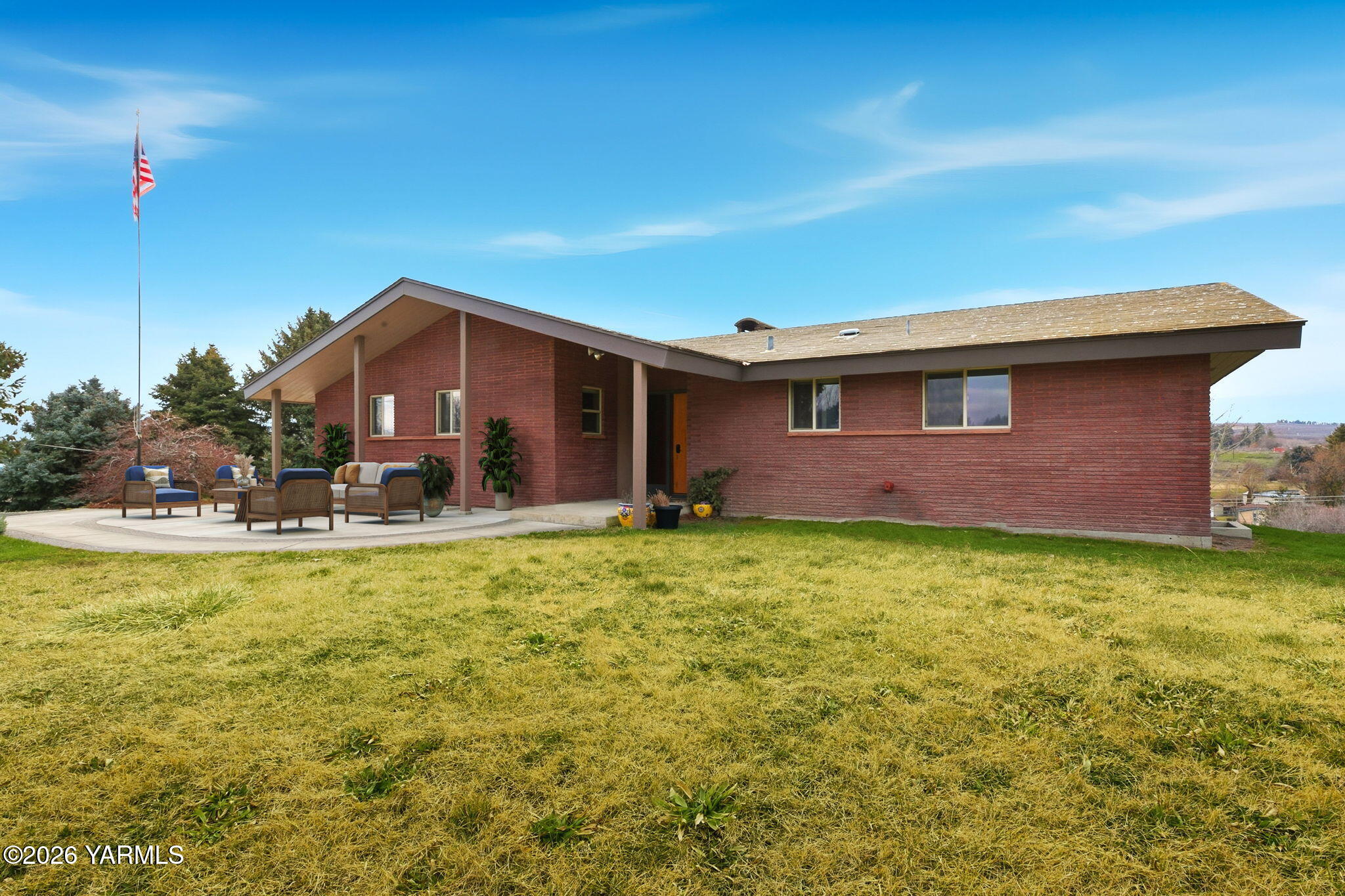 243 Collins Road Selah, WA 98942 - Photo 4 of 46 Front Patio Perfect for Entertaining!