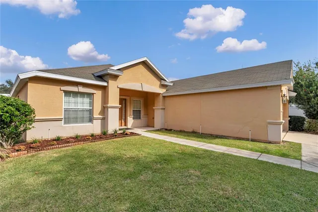 a view of a house with backyard and garden
