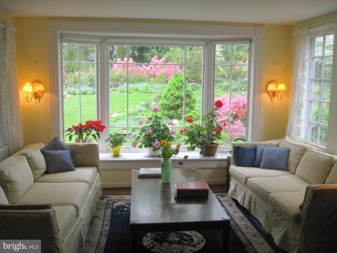 11811 Ridgemont Road Lutherville-Timonium, MD 21093 - Photo 6 of 17 a living room with furniture and a potted plant