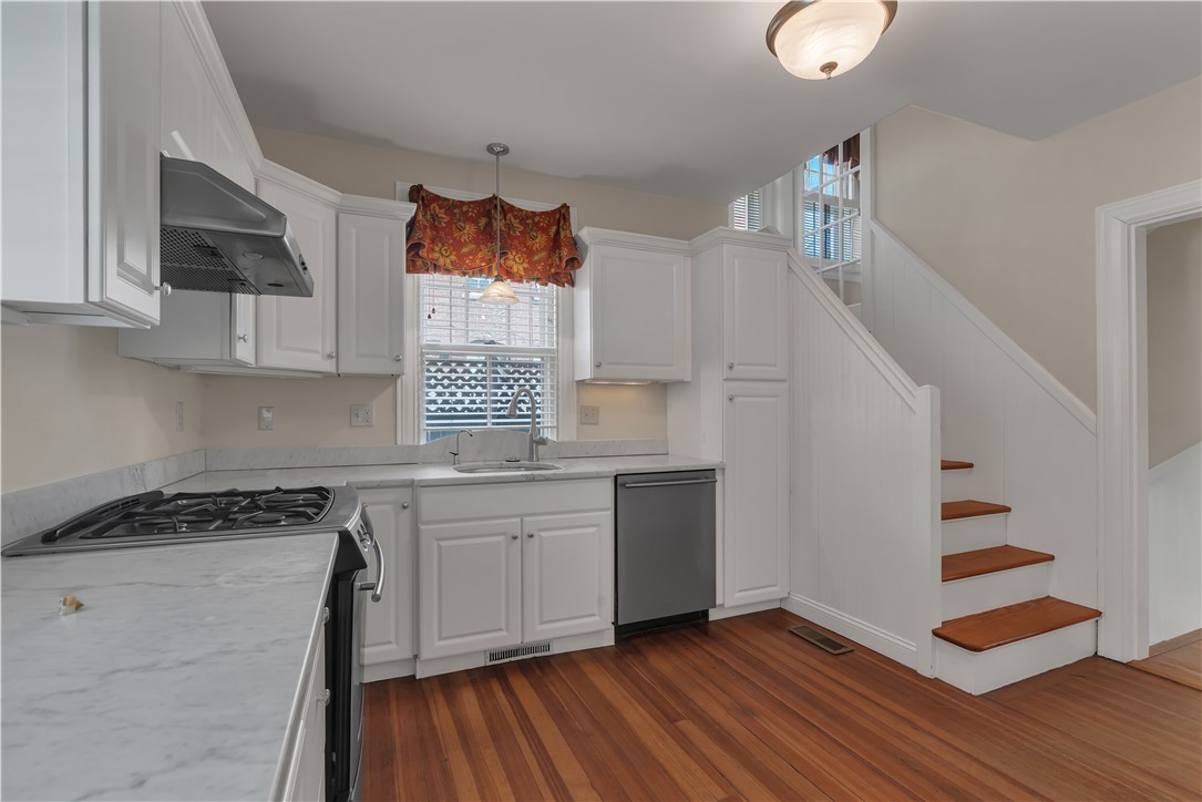 98 Butler Avenue Providence, RI 02906 - Photo 3 of 34