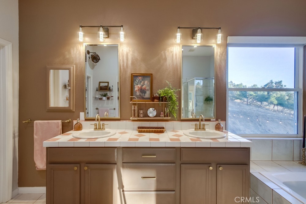 2424 Gird Road Fallbrook, CA 92028 - Photo 52 of 75 PRIMARY DOUBLE SINKS