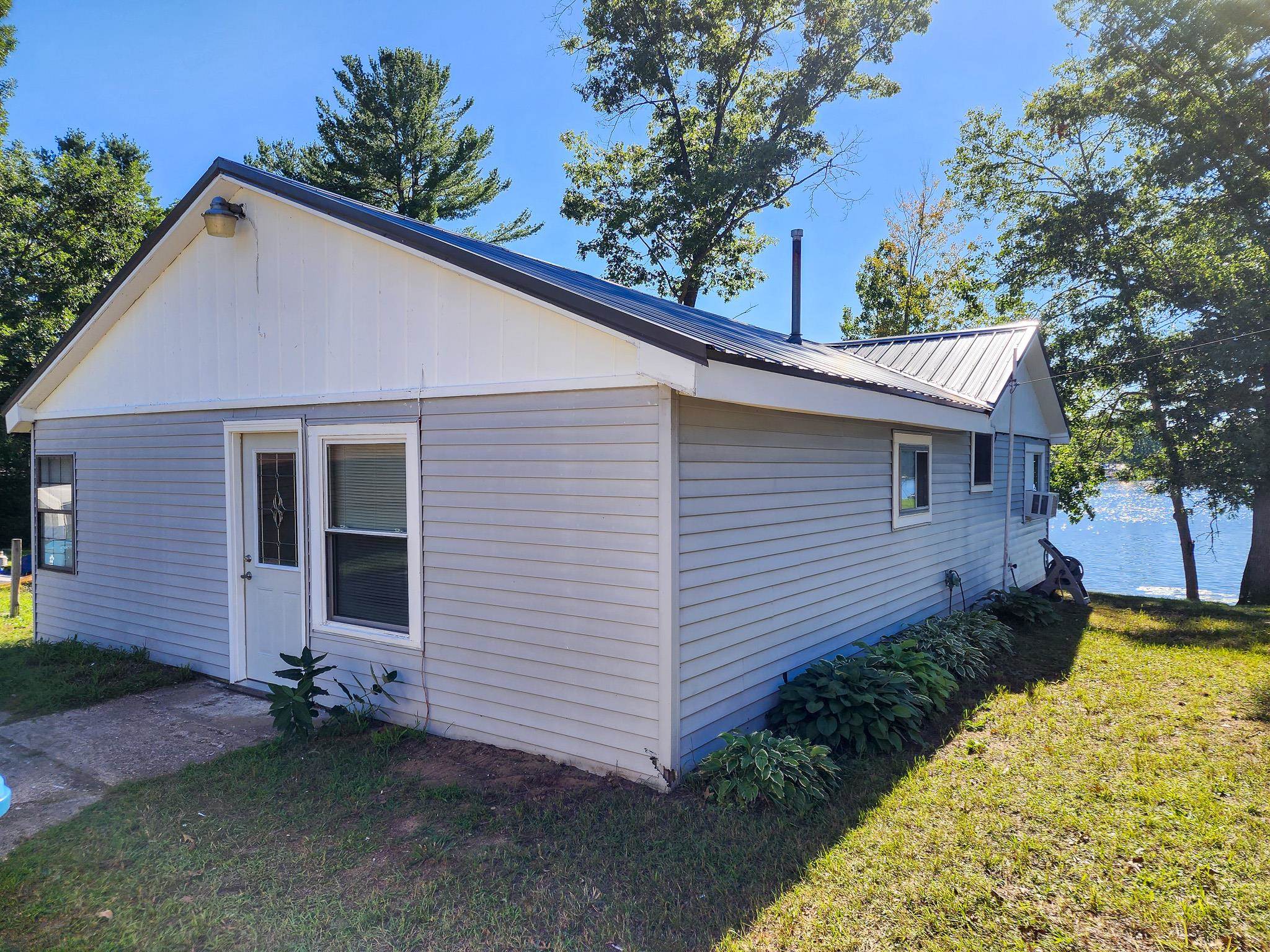 6844 North Ridge Road Harrison, MI 48625 - Photo 2 of 39
