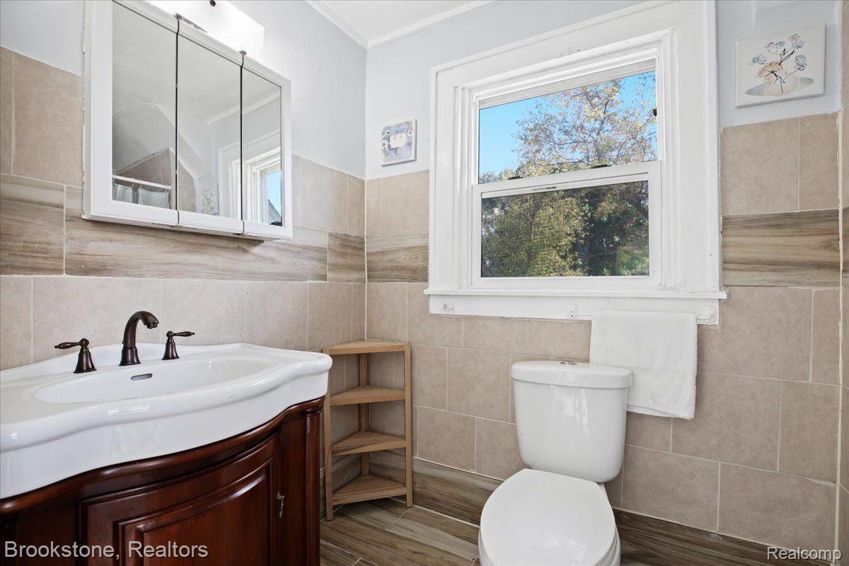 704 Perry Street Pontiac, MI 48342 - Photo 25 of 31 full bathroom