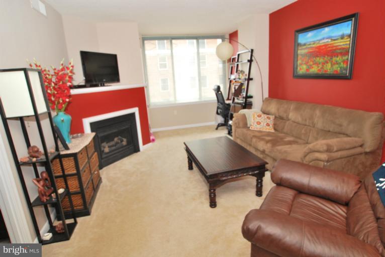 851 North Glebe Road, Unit 1708 Arlington, VA 22203 - Photo 1 of 16 Living Room