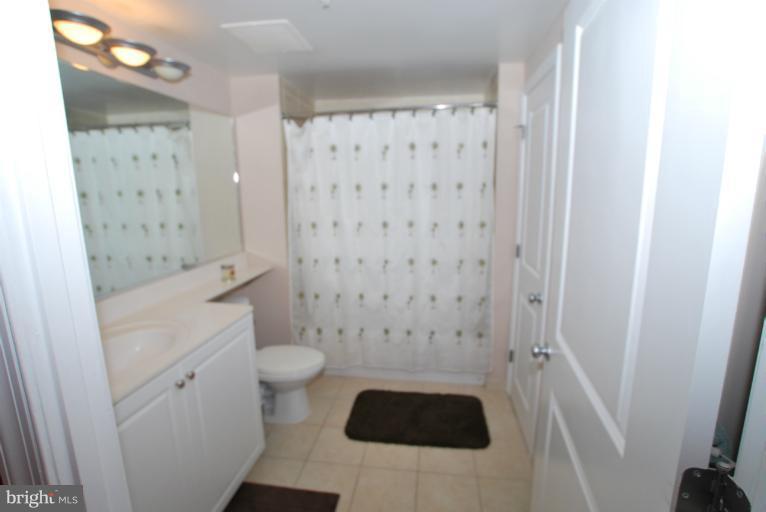 851 North Glebe Road, Unit 1708 Arlington, VA 22203 - Photo 4 of 16 Bath