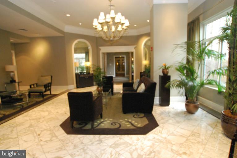 851 North Glebe Road, Unit 1708 Arlington, VA 22203 - Photo 5 of 16 Interior (General)