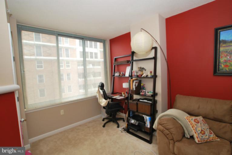 851 North Glebe Road, Unit 1708 Arlington, VA 22203 - Photo 6 of 16 Living Room