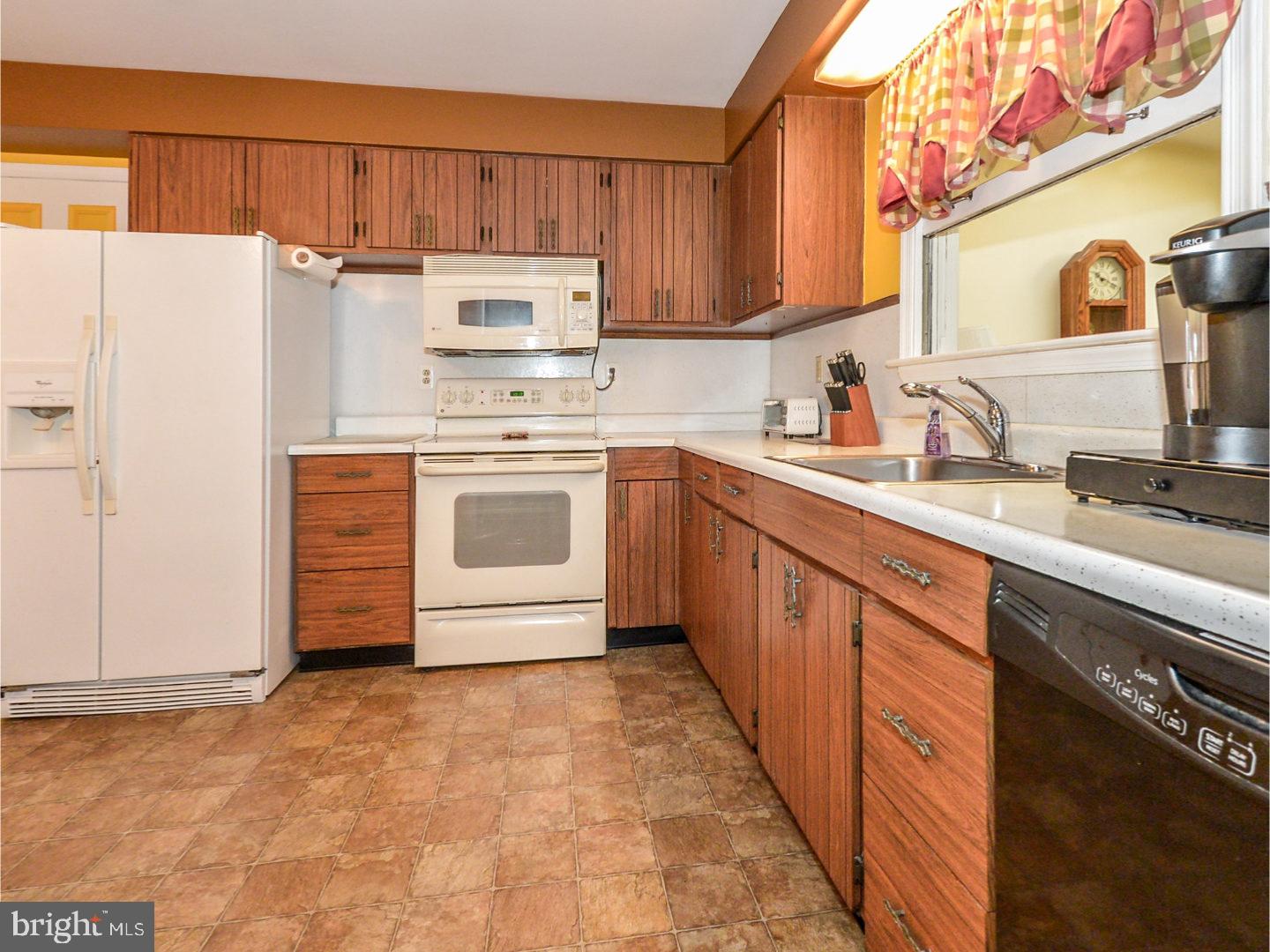 3162 Manor Road Huntingdon Valley, PA 19006 - Photo 10 of 25 Kitchen
