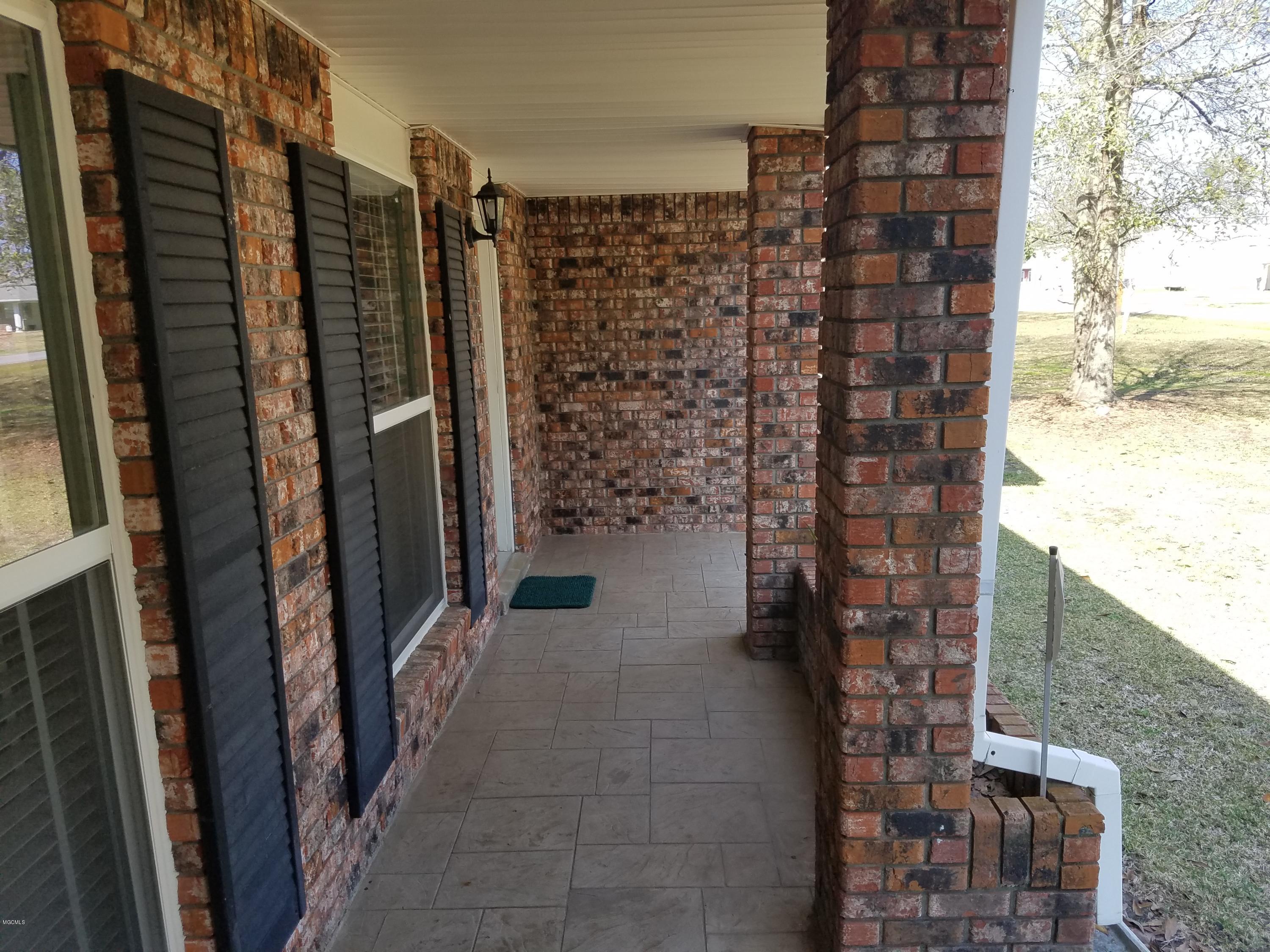 6829 Cheyenne Road Biloxi, MS 39532 - Photo 4 of 65 Front Porch/Entrance